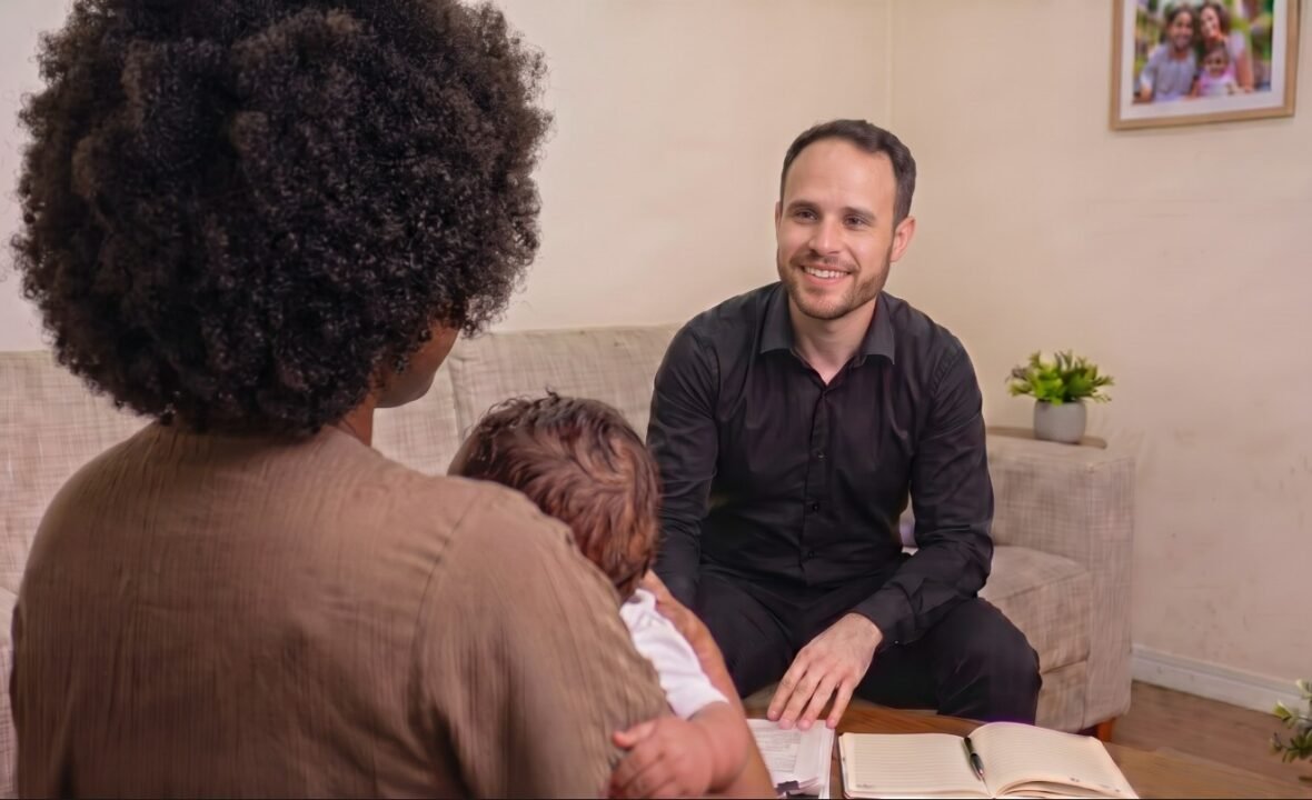 O advogado Artur atendendo na casa de uma cliente.