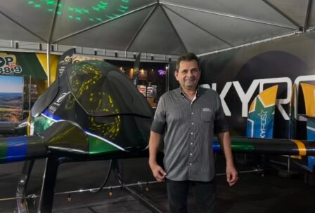 Urandir Fernandes de Oliveira, presidente de Dakila Pesquisas, ao lado do Skyros durante a 86ª Expogrande 2026.