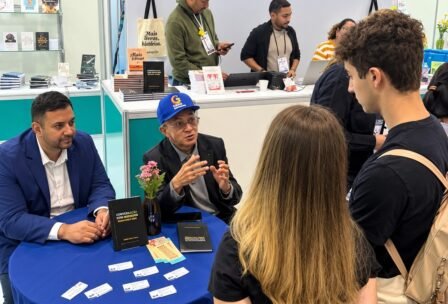 Professor Bibiano Costa de boné azul durante autógrafos na Bienal.