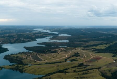 Vias abertas na gleba da Fazenda do Lago, às margens do Corumbá IV: a infraestrutura avança antes da ocupação